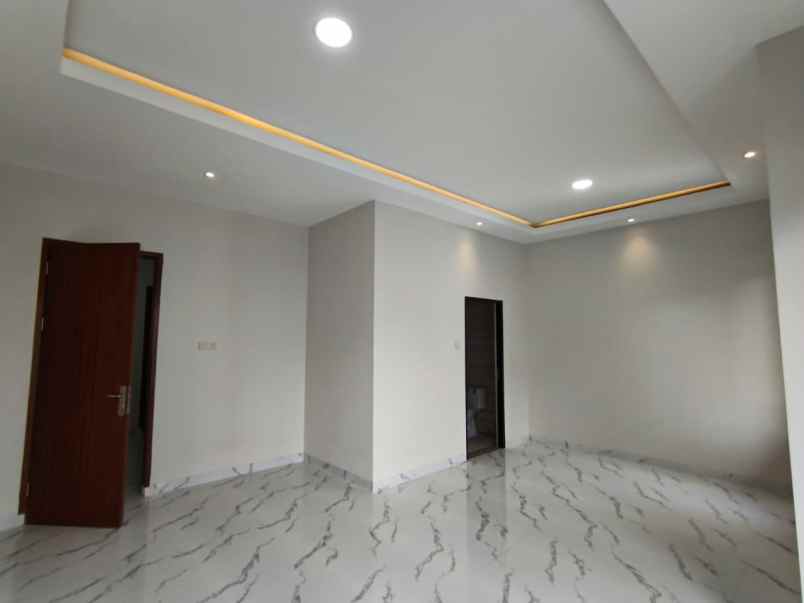 dijual rumah belakang mall kelapa gading
