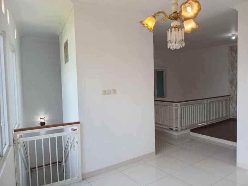 dijual rumah ciporeat