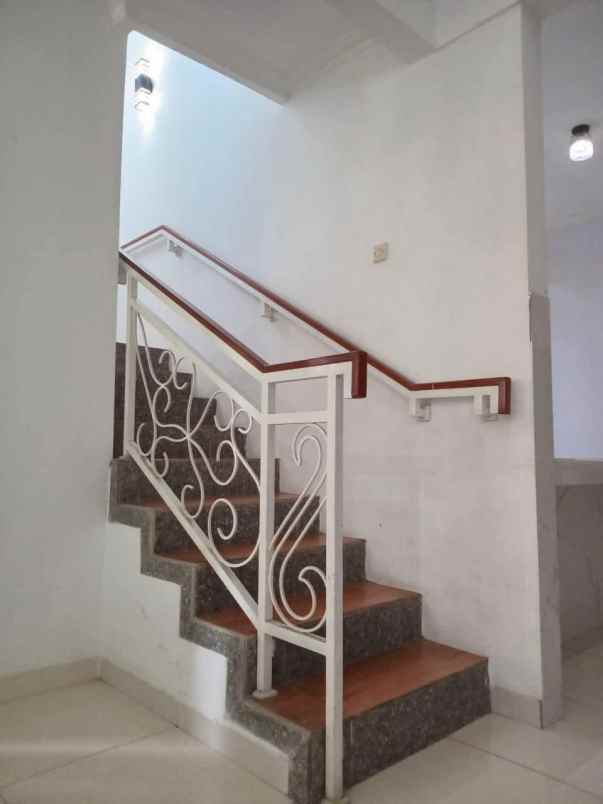 dijual rumah ciporeat