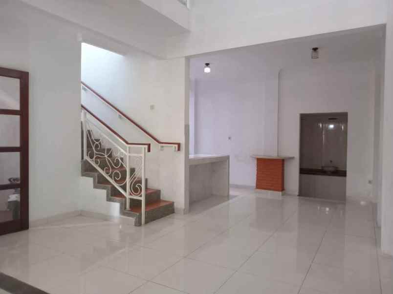 dijual rumah ciporeat