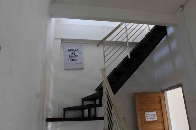 dijual rumah desa setail kec genteng