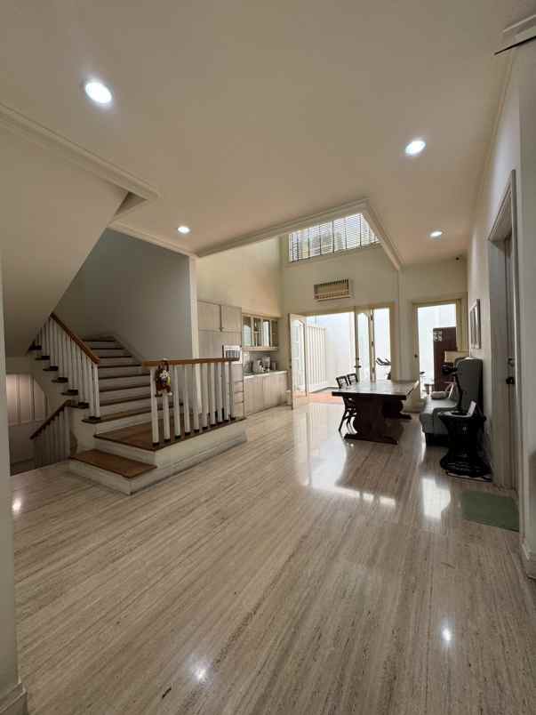 dijual rumah graha famili