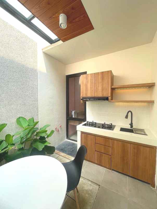 dijual rumah jalan raya alam sutera serpong