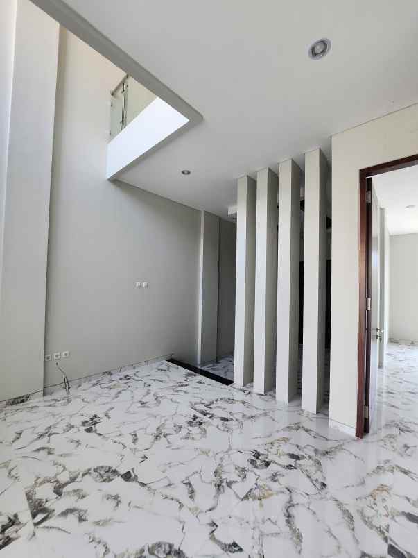 dijual rumah jalan raya babatan pratama