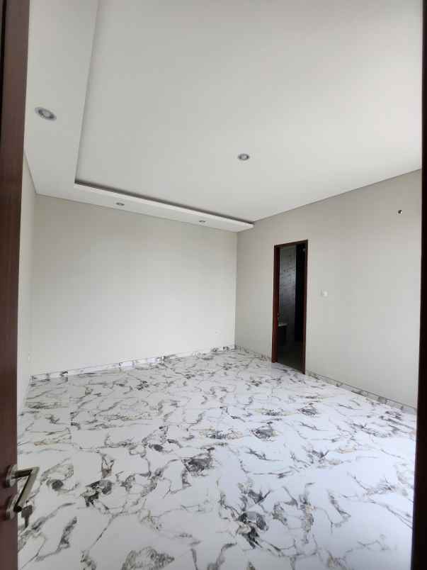 dijual rumah jalan raya babatan pratama