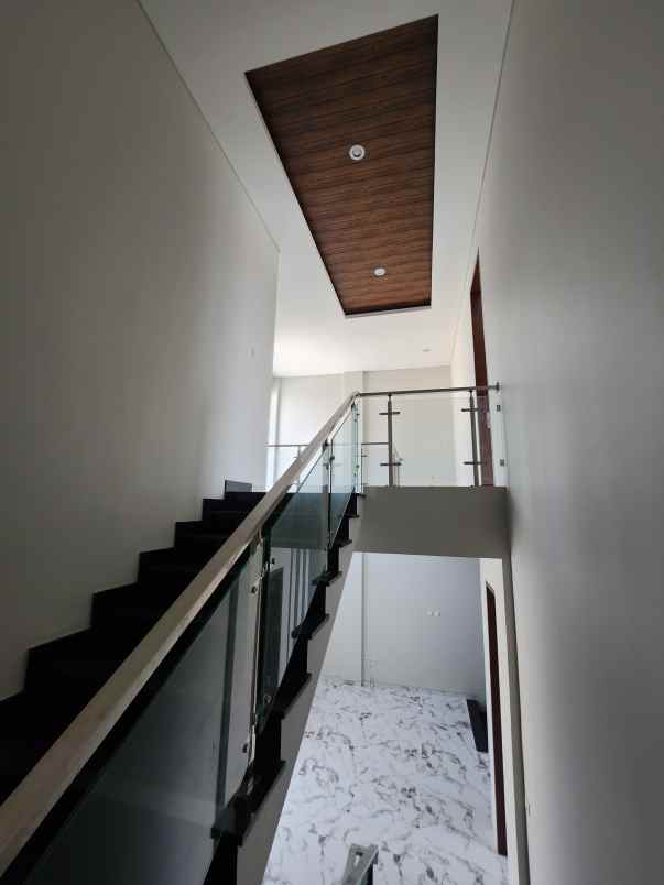 dijual rumah jalan raya babatan pratama