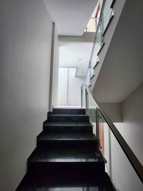 dijual rumah jalan raya babatan pratama