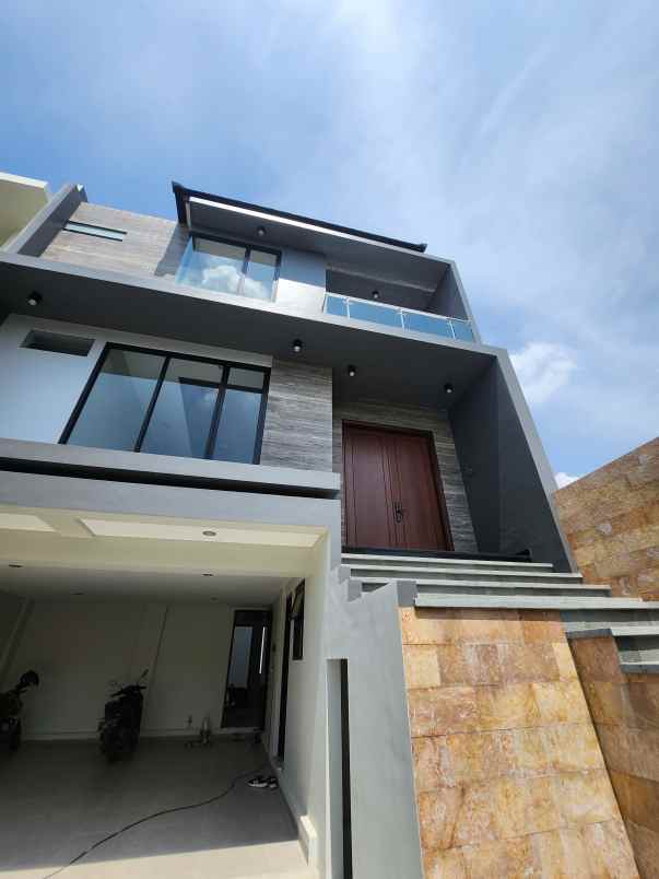 dijual rumah jalan raya babatan pratama