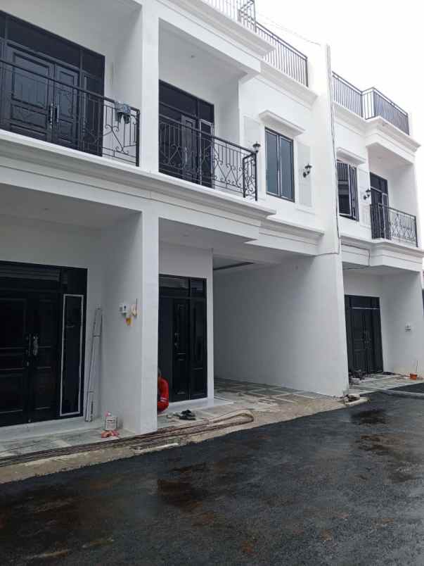 dijual rumah jalan raya jagakarsa