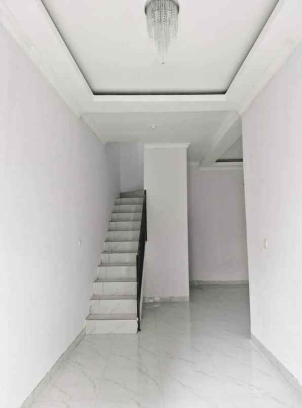 dijual rumah jalan raya jagakarsa