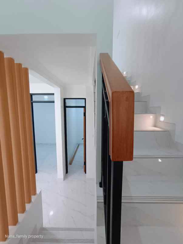 dijual rumah jalan raya komplek cinere