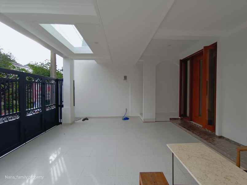 dijual rumah jalan raya komplek cinere