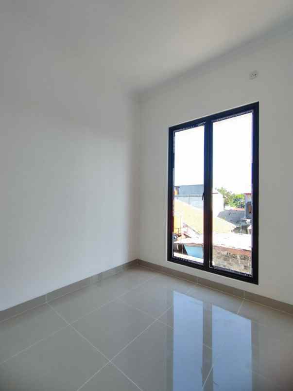 dijual rumah jalan raya merdeka