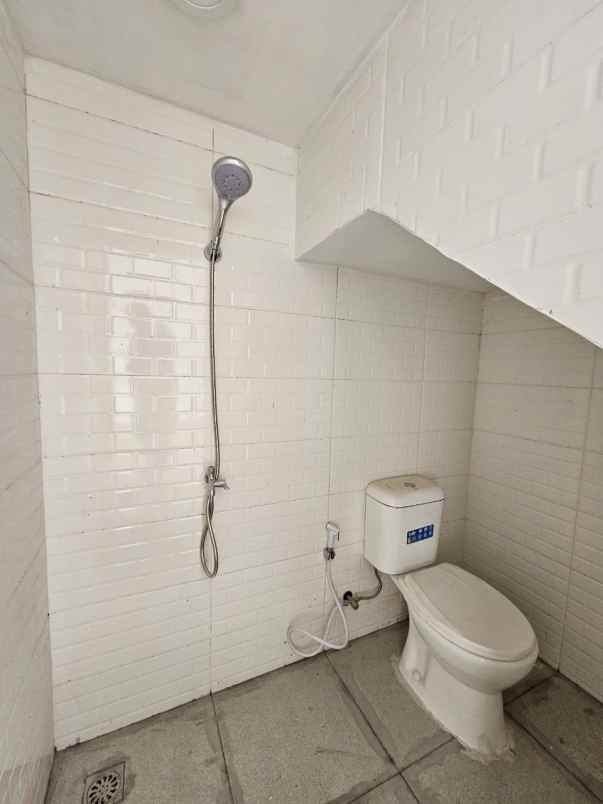 dijual rumah jalan raya merdeka