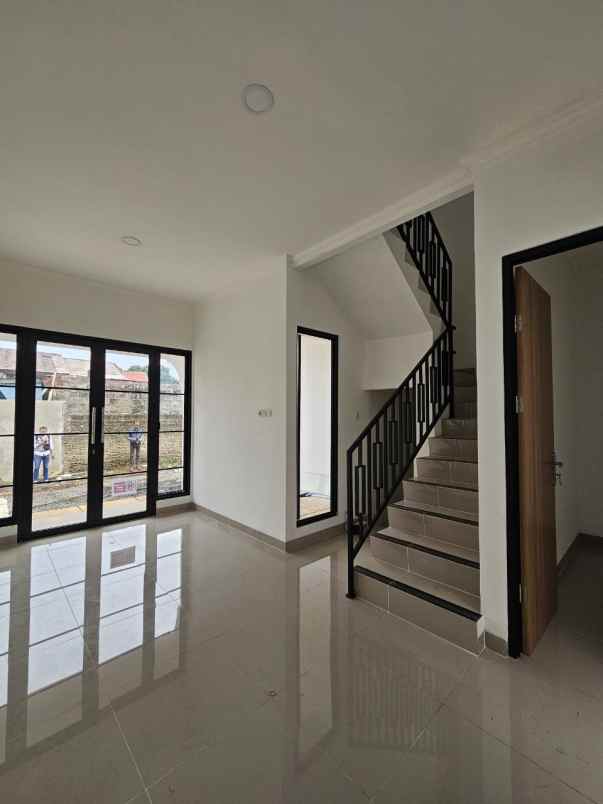 dijual rumah jalan raya merdeka