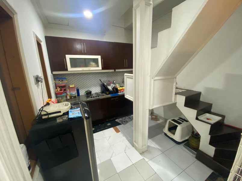 dijual rumah jalan raya veteran bintaro