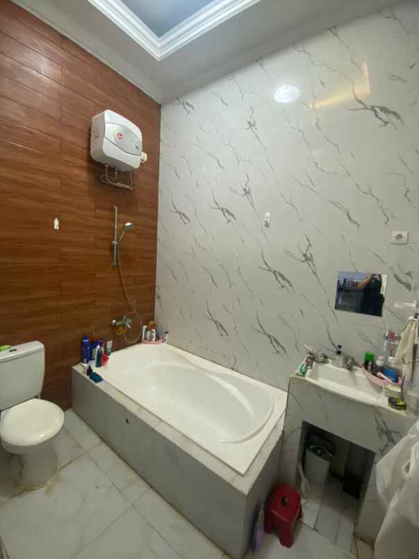 dijual rumah jalan raya veteran bintaro