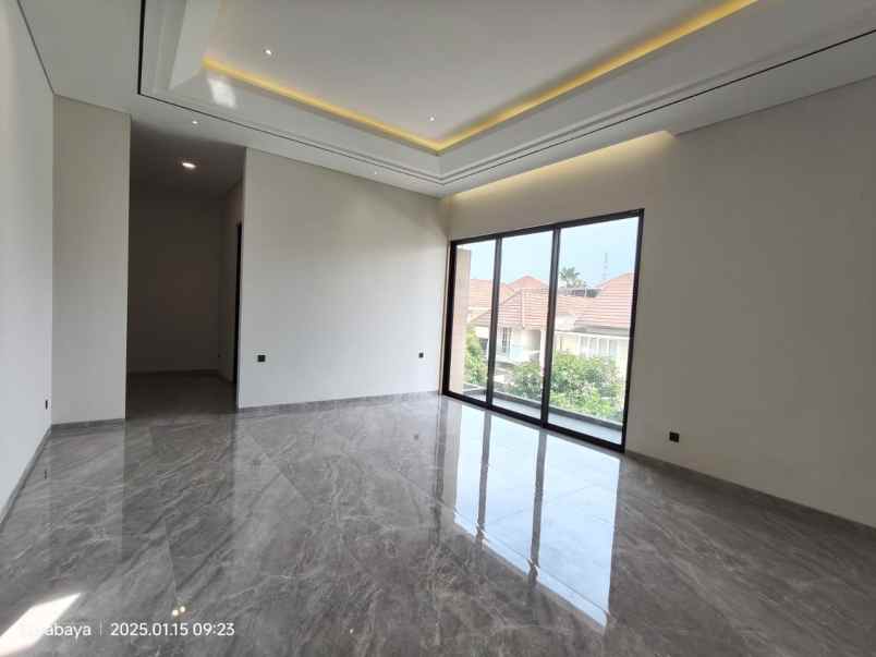 dijual rumah jalan royal park