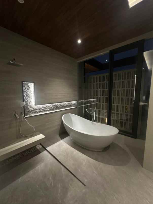 dijual rumah jalan royal residence