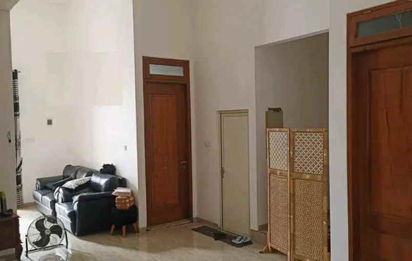 dijual rumah jl barata jaya baratajaya