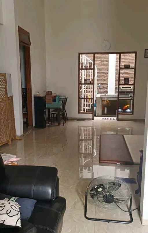 dijual rumah jl barata jaya baratajaya