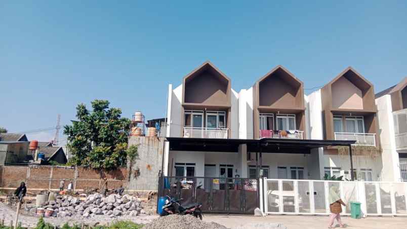 dijual rumah jl cisaranten kulon