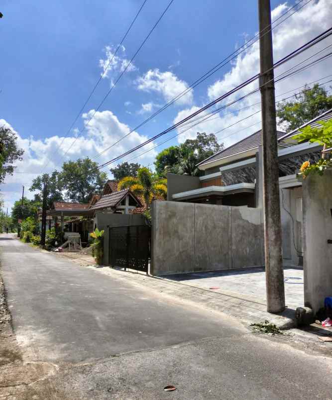 dijual rumah jl kaliurang km 12 5