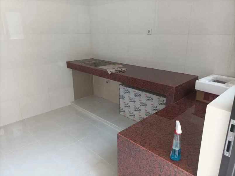 dijual rumah jl manyar tirtomoyo manyar