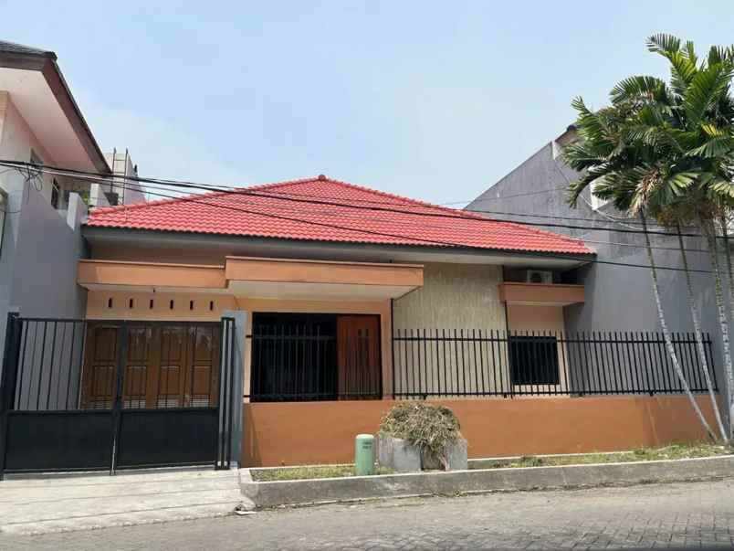 dijual rumah jl manyar tirtomoyo manyar