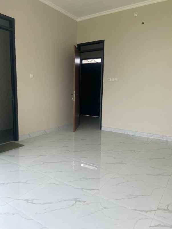 dijual rumah jl rw semut