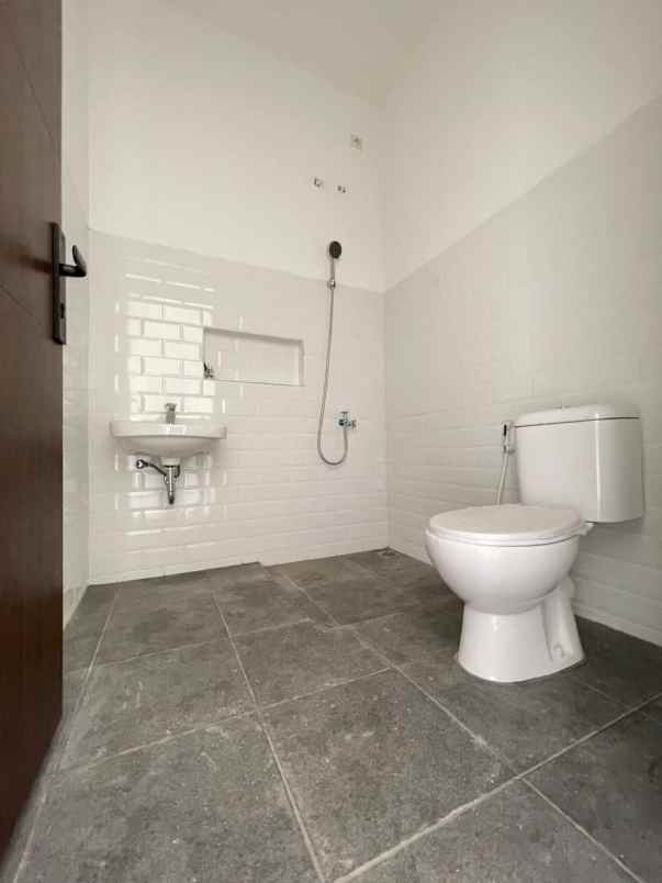 dijual rumah jl wibawa mukti jati asih