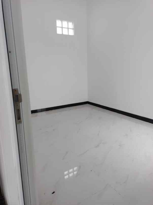 dijual rumah kelapa dua wetan