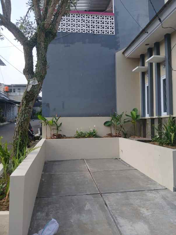 dijual rumah komplek cihanjuang