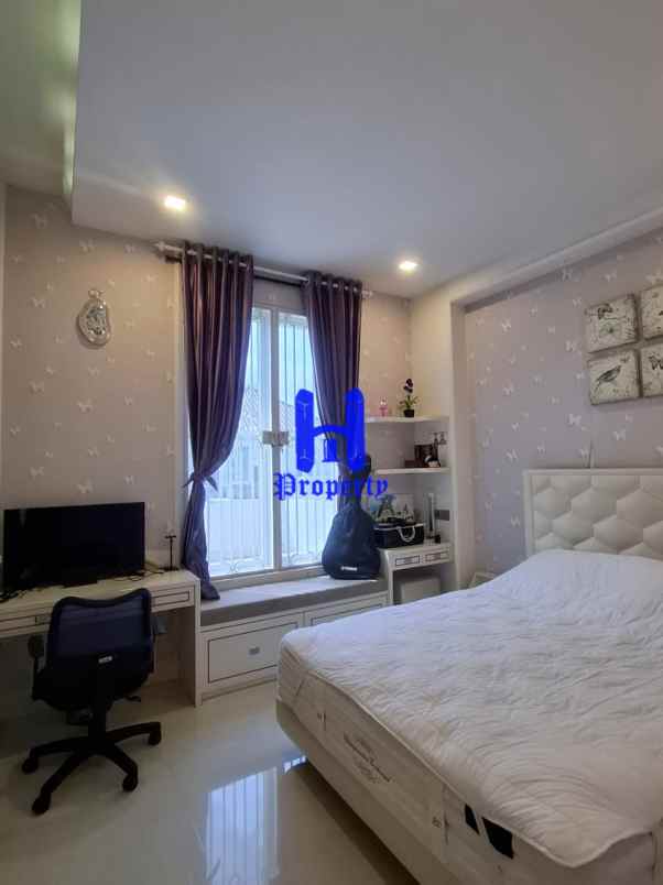 dijual rumah komplek citraland gama