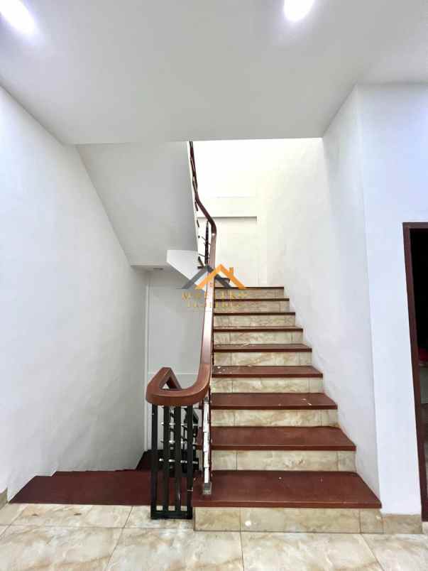 dijual rumah komplek graha metropolitan