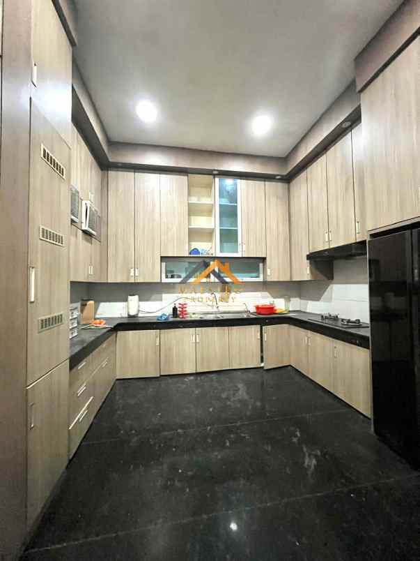 dijual rumah komplek graha metropolitan