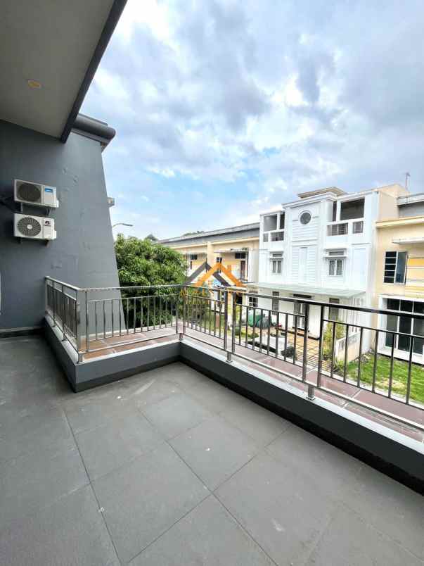 dijual rumah komplek graha metropolitan