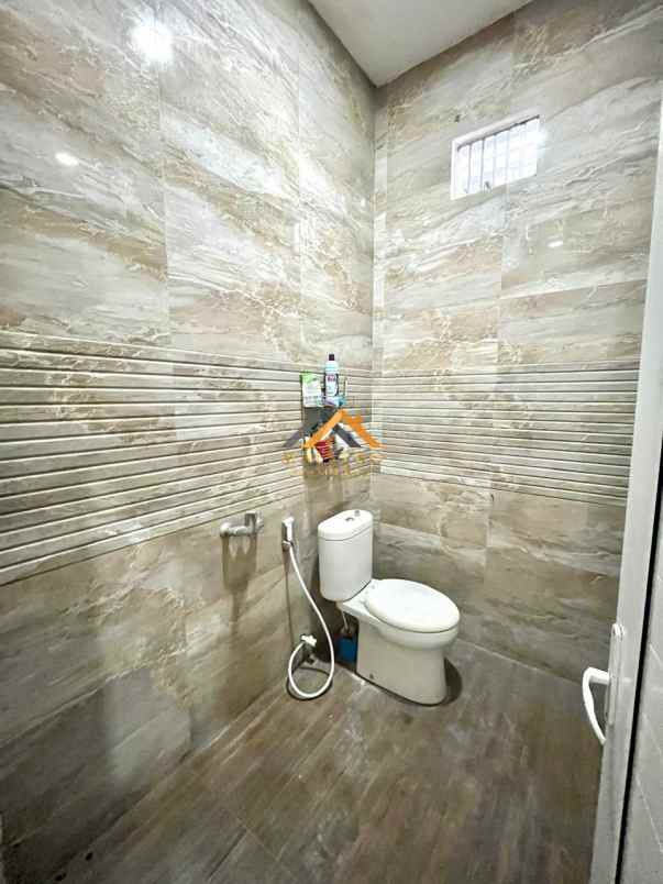 dijual rumah komplek graha metropolitan