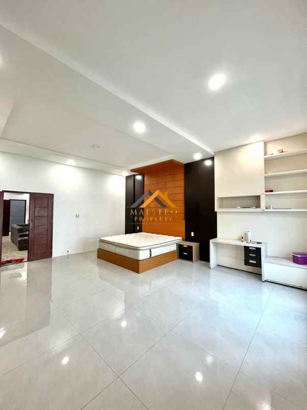 dijual rumah komplek graha metropolitan