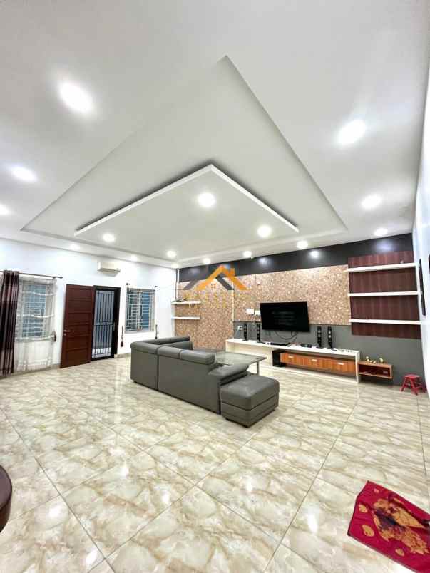 dijual rumah komplek graha metropolitan