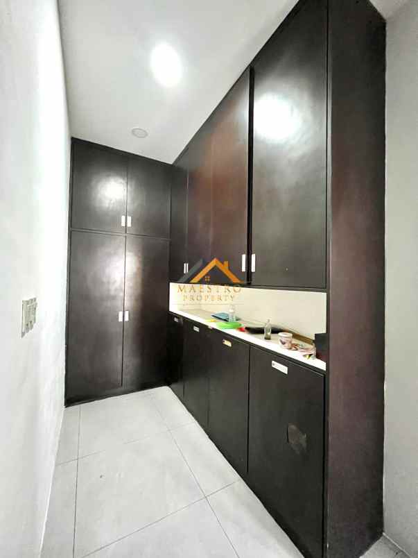 dijual rumah komplek graha metropolitan