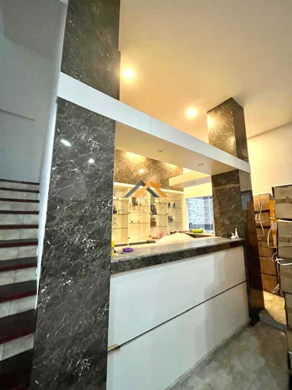 dijual rumah komplek graha metropolitan
