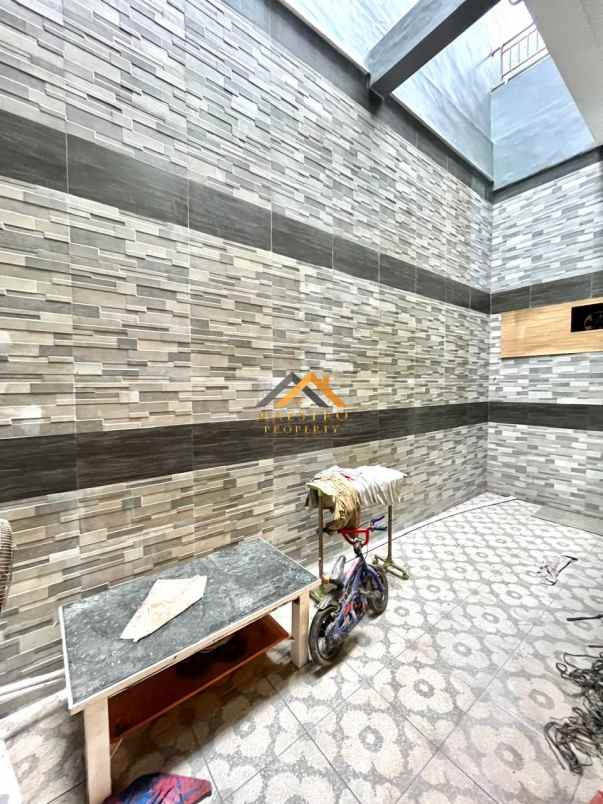 dijual rumah komplek graha metropolitan