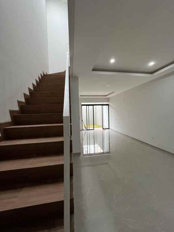 dijual rumah komplek kesehatan permai