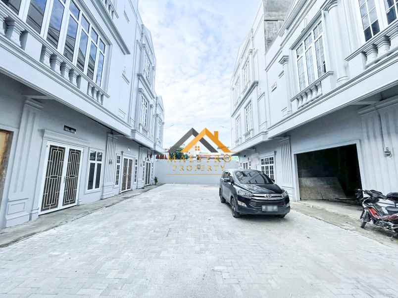 dijual rumah komplek mados royal suite