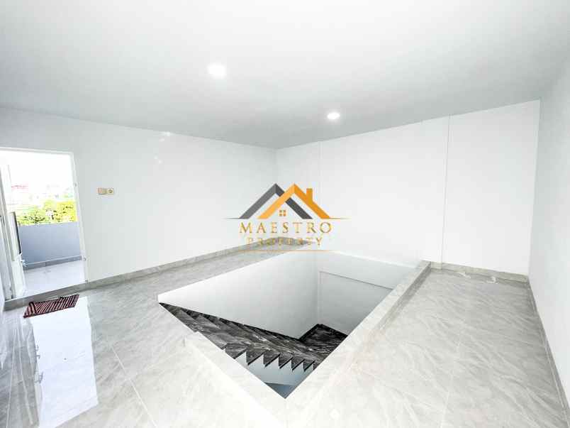 dijual rumah komplek mados royal suite