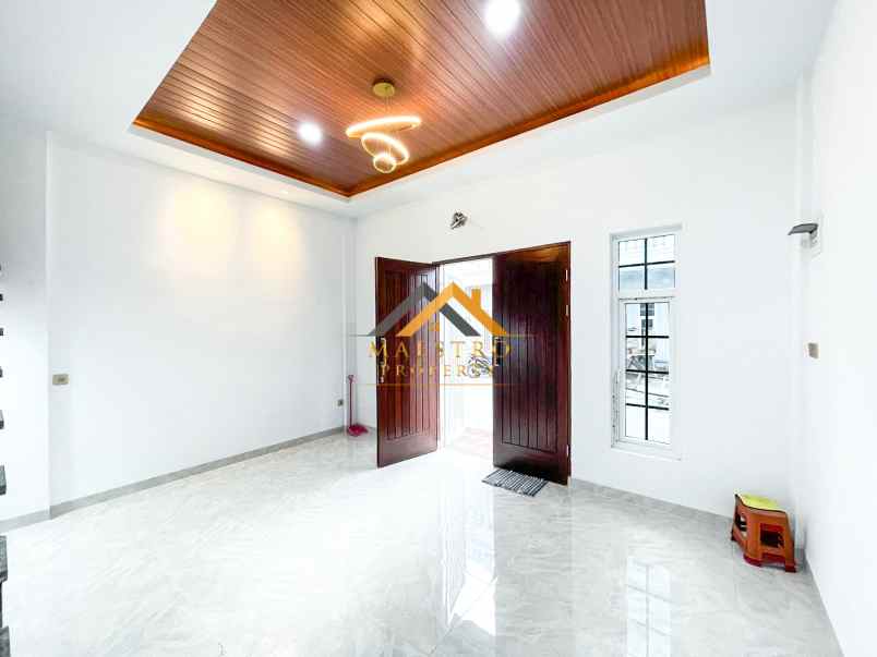 dijual rumah komplek mados royal suite