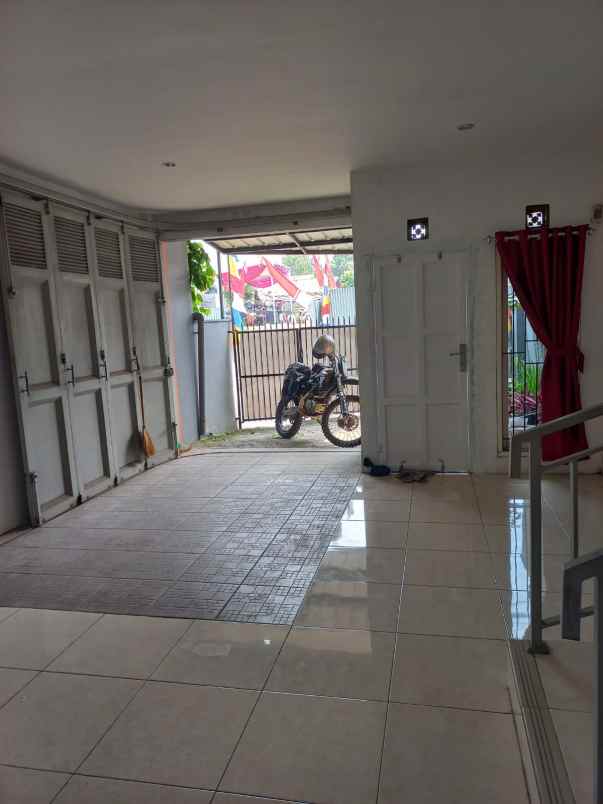 dijual rumah komplek sariwangi