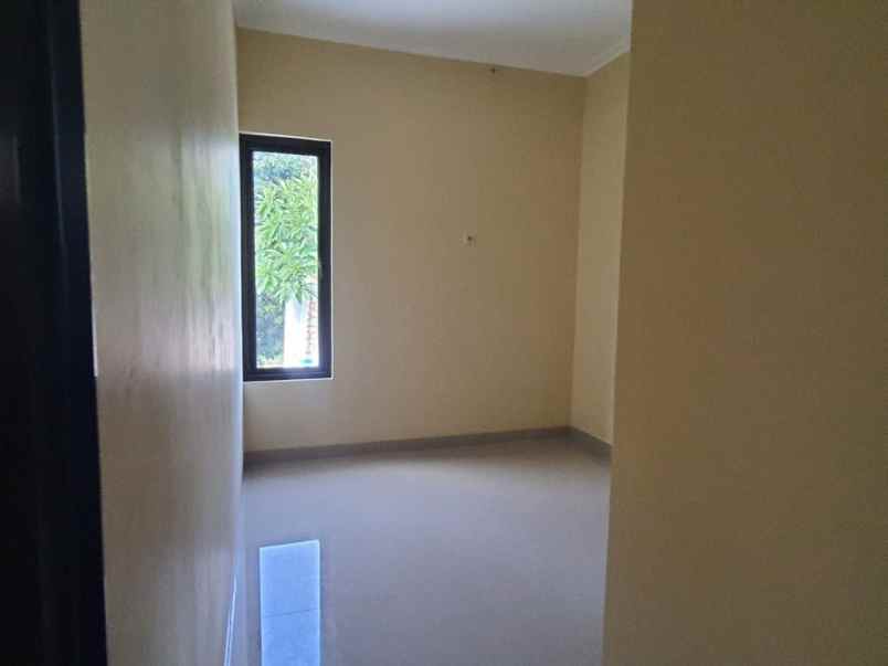 dijual rumah lubang buaya