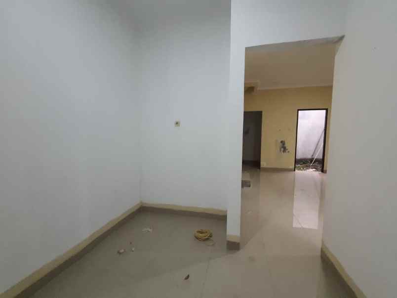 dijual rumah lubang buaya